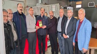 Fazla yardımı kabul etmeyen esnafa örnek davranış plaketi