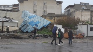 Fırtına direkleri devirdi, 2 araç zarar gördü