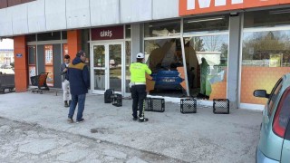 Fren yapmak yerine gaza basan otomobil süpermarkete girdi