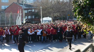 Galatasaray taraftarı, Dolmabahçeye geldi