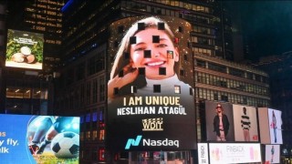 Gazeteci Aslıgül Atasagun ve oyuncu Neslihan Atagülün yer aldığı I AM kampanyası New Yorku aydınlattı