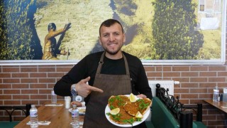 Gaziantepte AB tescilli lahmacun sarımsaklı ve sebzeli yapılıyor