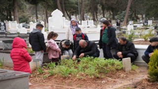 Gaziantepte bayram öncesi mezarlıklarda ziyaretçi yoğunluğu