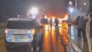 Gaziantepte çarpışan iki otomobil alev topuna döndü