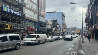 Gazipaşa Caddesinde hatalı parklara sürücüler isyan etti