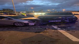 Gazipaşada kavşakta otomobille kamyonet çarpıştı: 1i ağır 5 yaralı