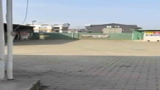 Gemlik Belediyesinin Umurbeydeki barınağını önünde toplanan hayvanseverler içeriye alınmadı