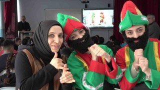 Genç kadınlar, Karagöz ile Hacivat olup Kâbede Hacılar ilahisini işaret diliyle sahneledi