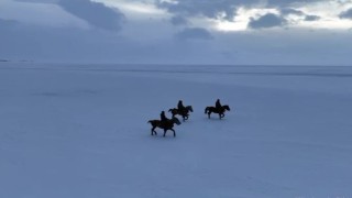 Gençler atları buz tutan Çıldır Gölü üzerinde dörtnala koştu