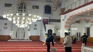 Gençler Fetih Camiini baştan aşağı temizledi