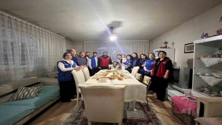 Gençler mutfağa girdi iftar için sofra kurdu
