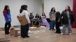 Gençler Plastik Rüyalarla sahneye çıktı izleyenlerden tam not aldı