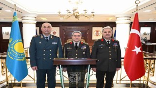 Genelkurmay Başkanı Bayraktaroğlu, Kazakistan Kara Kuvvetleri Komutanı Kuchekbayevi kabul etti