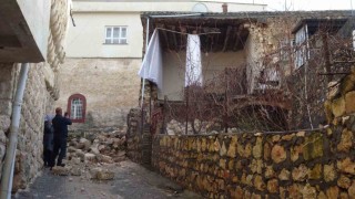Gercüşte sağanak yağışlara dayanamayan ev çöktü