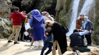 Girlevik Şelalesine bayramda ziyaretçi akını