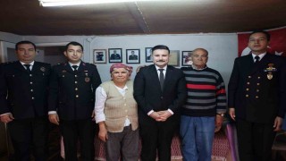 Gökçeada Kaymakamı Acardan Gazi ailesine bayram ziyareti