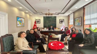 Gökçeadalı kadınlardan Kaymakam Acara el emeği hediyesi