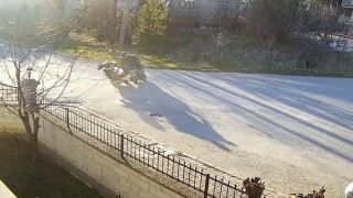 Görenleri düşündüren motosiklet kazası güvenlik kamerasında