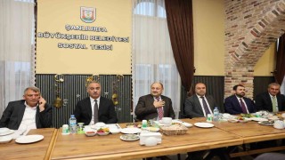 Gülpınar ilçe belediye başkanları ve meclis üyeleriyle iftarda buluştu