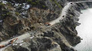 Gümüşhane - Giresun kara yolunu kapatan heyelan havadan görüntülendi