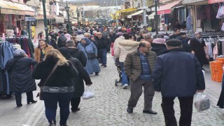 Güneşli havayı fırsat bilen vatandaşlar çarşıya akın etti