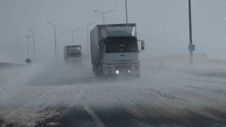 Güzeldere Geçidinde tipi trafiği olumsuz etkiliyor