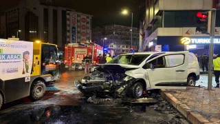 Hafif ticari araç ile otomobil çarpıştı: 2 yaralı
