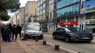 Hafif ticari araç kaldırıma çıktı, trafik levhası ve dubayı devirdi