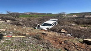 Hafif ticari araç şarampole girdi: 4 yaralı