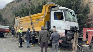 Hafriyat kamyonu refüje daldı, sürücü yaralandı