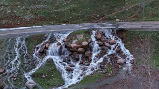 Hakkaride asfaltın ortasından su pınarı fışkırdı