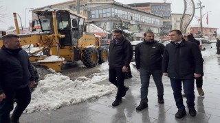 Hakkaride karla mücadele çalışmaları aralıksız sürüyor