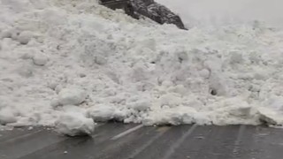 Hakkâri-Çukurca kara yoluna çığ düştü: Sürücüler yolda kaldı