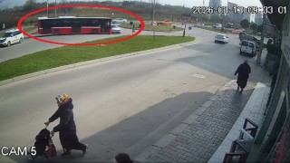 Halk otobüsü ile otomobilin çarpıştığı kaza kamerada: 9 yaralı