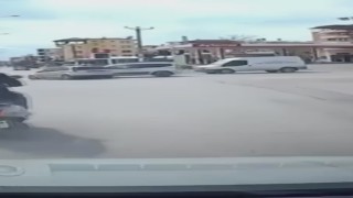Hatayda hafif ticari araç ile otomobilin çarpıştığı anlar kamerada