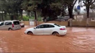 Hatayda sağanak etkili oldu: Yollar göle döndü, otelin oto parkını su bastı
