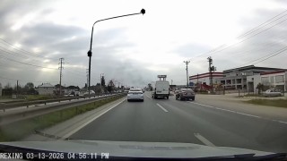 Hem kendi canını hem de diğer sürücülerin canını tehlikeye attı: O anlar araç kamerasına yansıdı