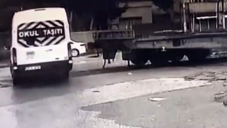 Hemzemin geçitte öğrenci servisine tren çarptı: O anlar kamerada