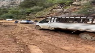 Heyelan sonrası yol çamura bulandı, offroad yarışlarını aratmayan görüntüler ortaya çıktı