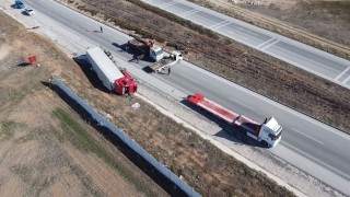 Hırdavat malzemesi yüklü tır devrildi, sürücü yaralandı