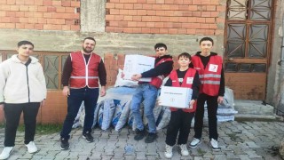 Hisarcıkta öğrenciler Kızılayın yardım kolilerini ihtiyaç sahiplerine ulaştırdı