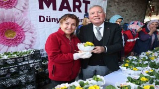 Honaz Tohum Merkezinde yetiştirilen çiçekler kadınlara hediye edildi
