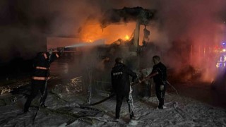 Hopada tır parkında yangın; 2 tır kullanılamaz hale geldi