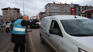 İftar vakti yolda olan sürücülere iftarlık dağıttılar