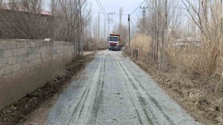 Iğdırda köy yolunda onarım ve kumlama çalışması