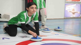 Iğdırda öğrenciler floor curling ile tanışıyor