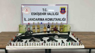 İkametlerinde silah, mühimmat ve kaçak alkol bulunduran 2 şüpheli yakalandı
