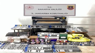 İkametlerini sahte plaka atölyesine çeviren 3 şahıs gözaltına alındı
