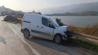 İki otomobil kafa kafaya çarpıştı: 1 yaralı