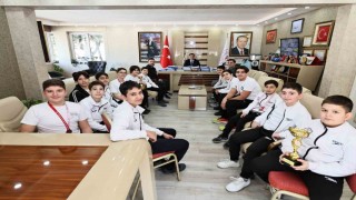 İl Müdürü Yunus Öztürk, su topu sporcularını tebrik etti